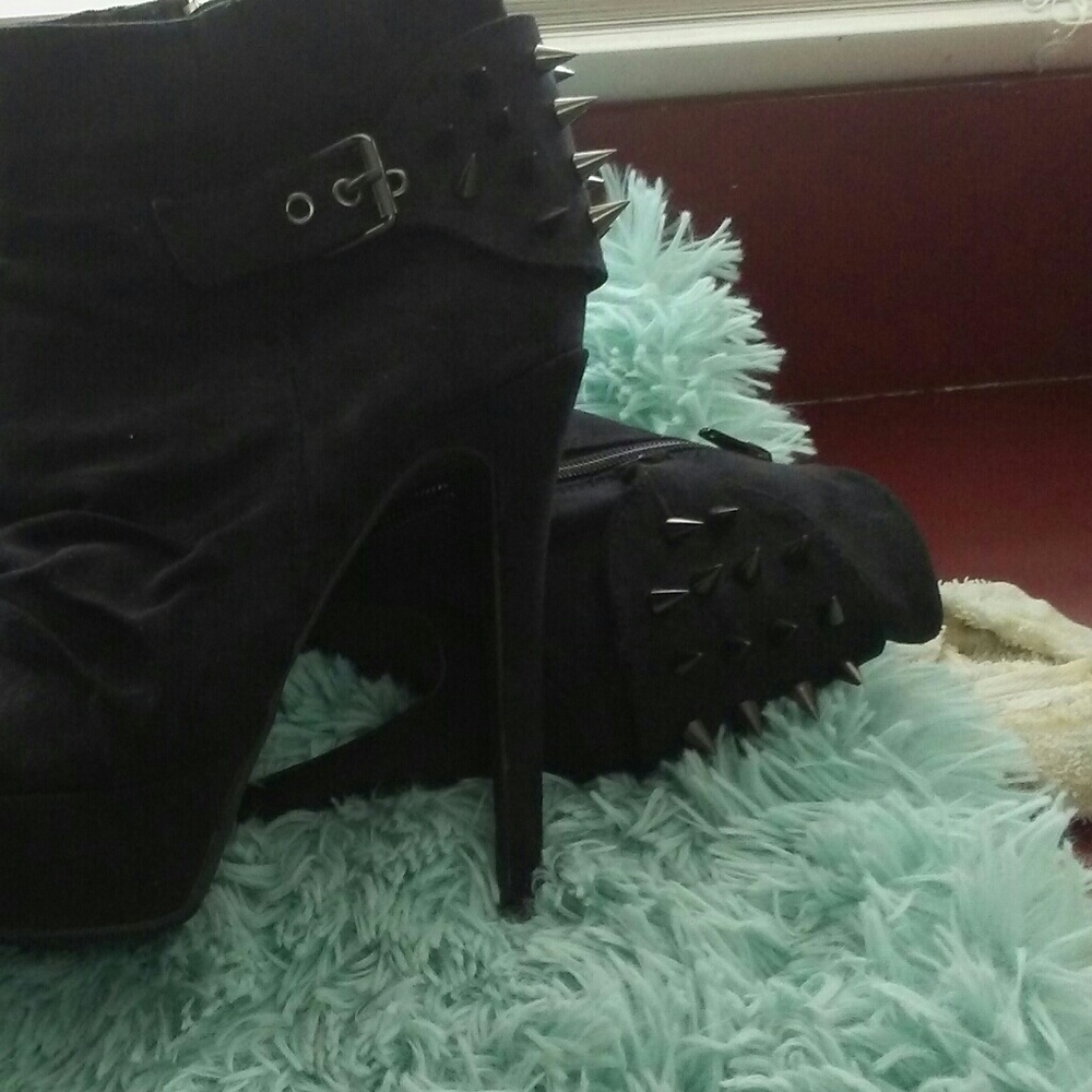 Shoes - Picture 2 of 2